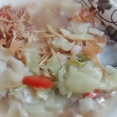 A picture of Crispy spaghetti with soup.