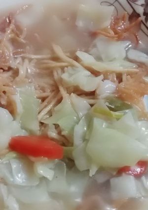 A picture of Crispy spaghetti with soup.