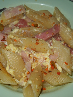 Una foto de Fideos mostacholes con salchicha, huevo y jamón (One Pot Pasta)