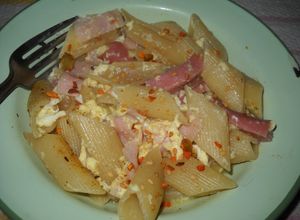 Una foto de Fideos mostacholes con salchicha, huevo y jamón (One Pot Pasta)
