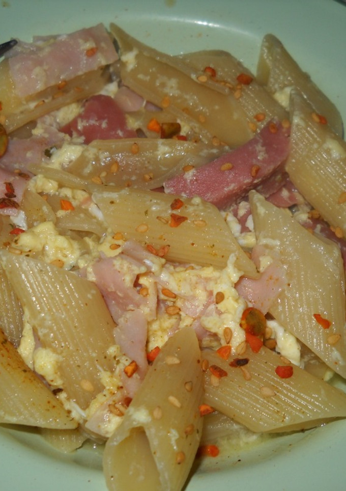 Una foto de Fideos mostacholes con salchicha, huevo y jamón (One Pot Pasta)