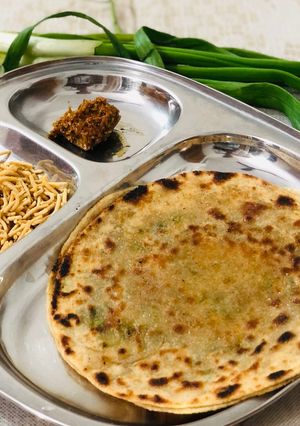 हरे प्याज़ का चटपटा पराठा (Hare Pyaz ka chatpata paratha recipe in Hindi) रेसिपी मुख्य फोटो