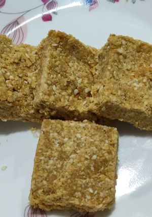 तिल गूड़ की बर्फी रेसिपी मुख्य फोटो