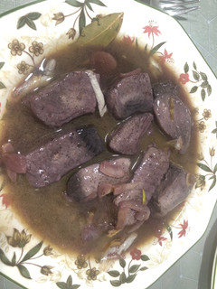 Una foto de Bonito encebollado al vino