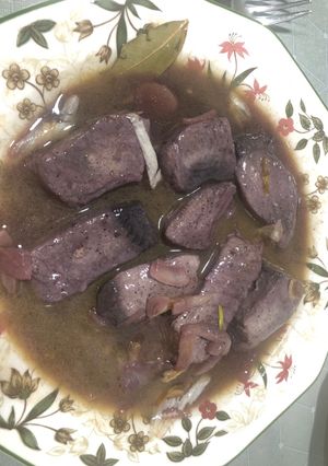 Una foto de Bonito encebollado al vino
