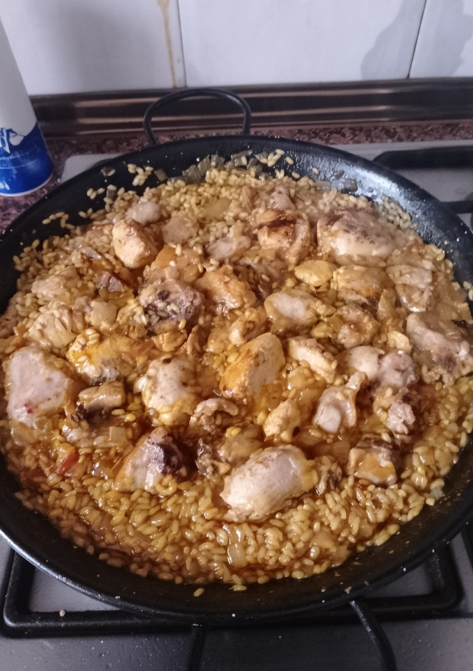 Una foto de Arroz seco (estilo paella) de pollo