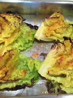 Una foto de Col rizada al horno con tumérico- veggie