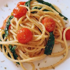 A picture of Garlic Spaghetti with Spinach and Cherry Tomatoes.