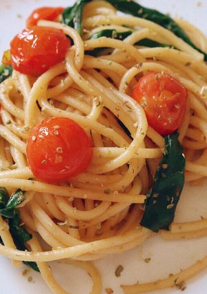 A picture of Garlic Spaghetti with Spinach and Cherry Tomatoes.