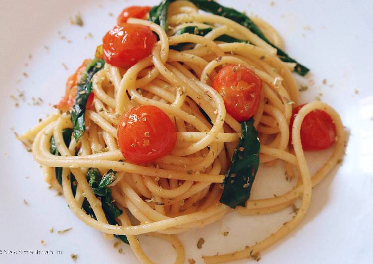Easiest Way to Make Appetizing Garlic Spaghetti with Spinach and Cherry Tomatoes