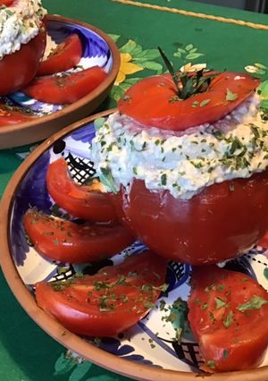 Une photo de Tomates cœur de bœuf farcies fromage frais de brebis,pistaches et épices