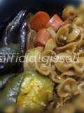Verduras con fideos en su salsa a la sartén