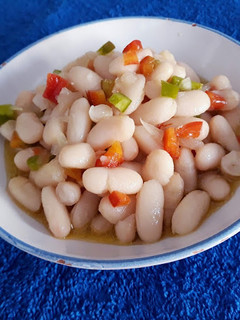 Una foto de Ensalada sencilla de alubias blancas