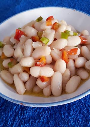 Una foto de Ensalada sencilla de alubias blancas