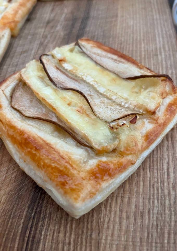 Слойка з грушею та камамбером