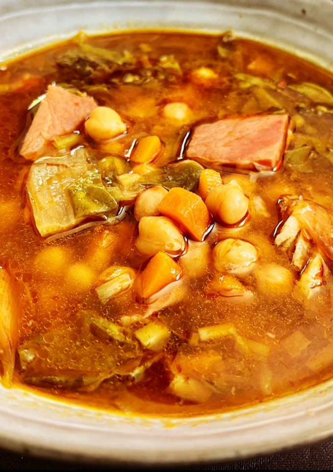 Una foto de Potaje de garbanzos con lacón y acelgas en olla de cocción lenta