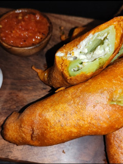 ஸ்டப்டு மிளகாய் பஜ்ஜி(stuffed chilli bajji recipe in tami) செய்முறை முக்கிய புகைப்படம்