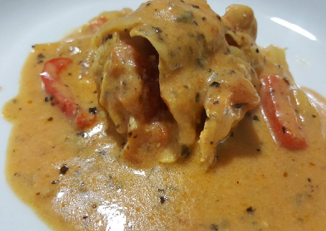 Rollitos de pollo en crema con sabor boloñesa