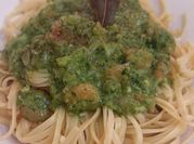 Una foto de pesto de espinaca