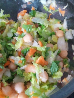 Una foto de Pipirrana con garbanzos en Monsieur Plus