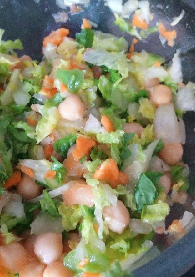 Una foto de Pipirrana con garbanzos en Monsieur Plus