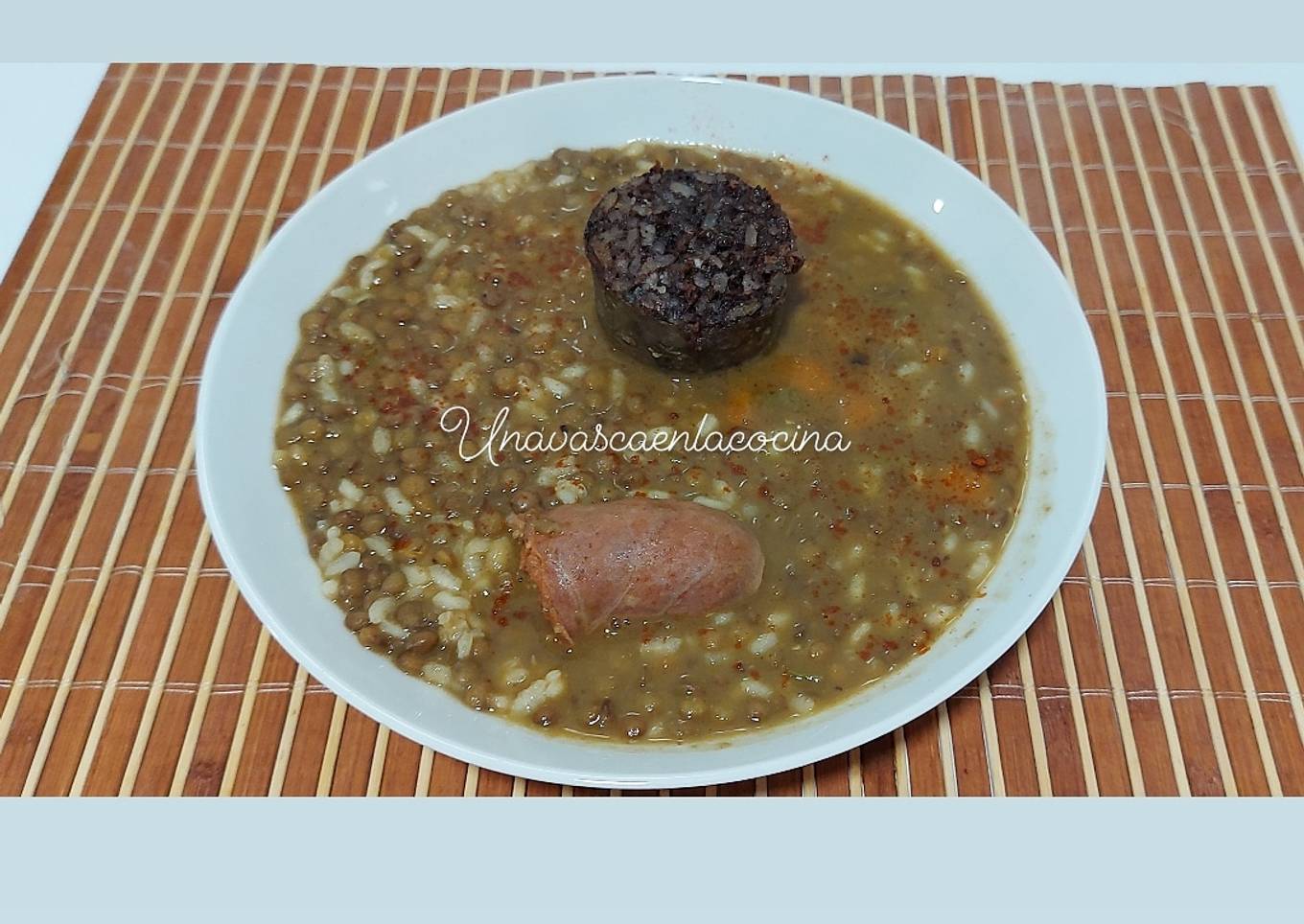 Lentejas con verduras, chorizo y morcilla