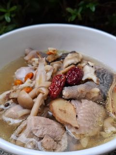 電鍋燉補-當歸菇菇雞湯 的食譜成品照片