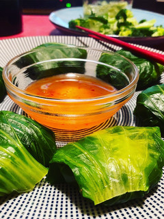 Una foto de Ravioles de pak choi y carne con salsa sweet chili