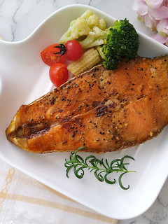 和風咖哩紙包鮭魚〞簡易烤箱低醣料理 的食譜成品照片
