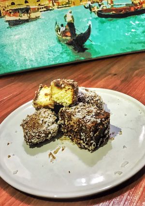 Hình của món Lamingtons kiểu Úc.