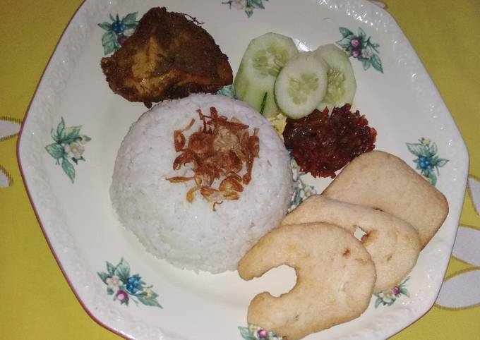 Resep Nasi uduk ayam goreng oleh Hikmah Octavanti - Cookpad