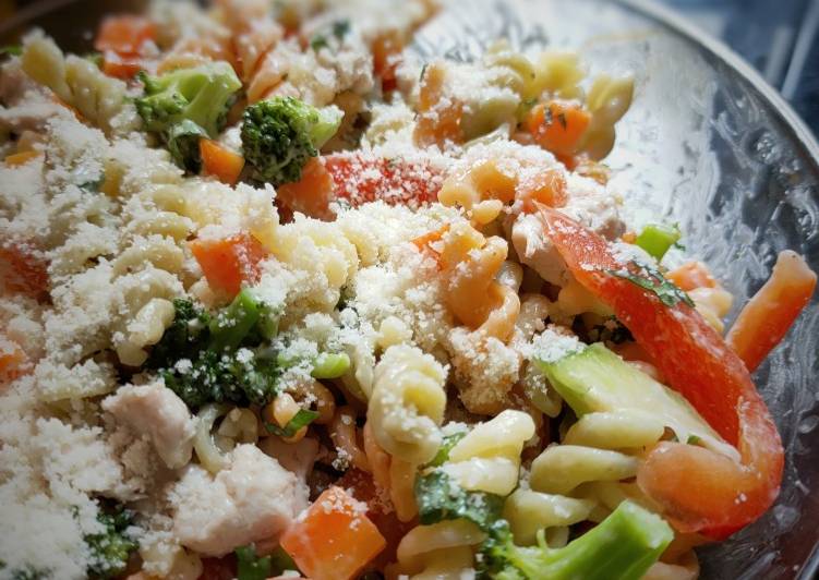 Brokoli Pasta Salad