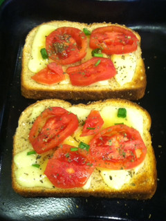 Una foto de Sándwich abierto de queso y tomate
