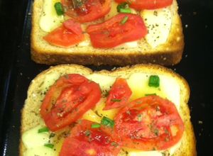 Una foto de Sándwich abierto de queso y tomate