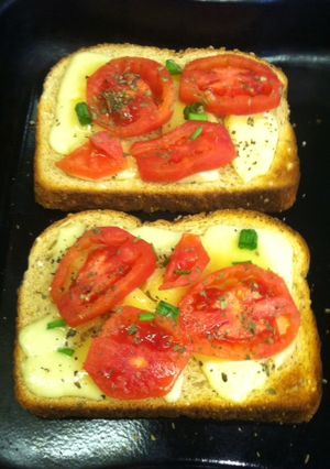 Una foto de Sándwich abierto de queso y tomate
