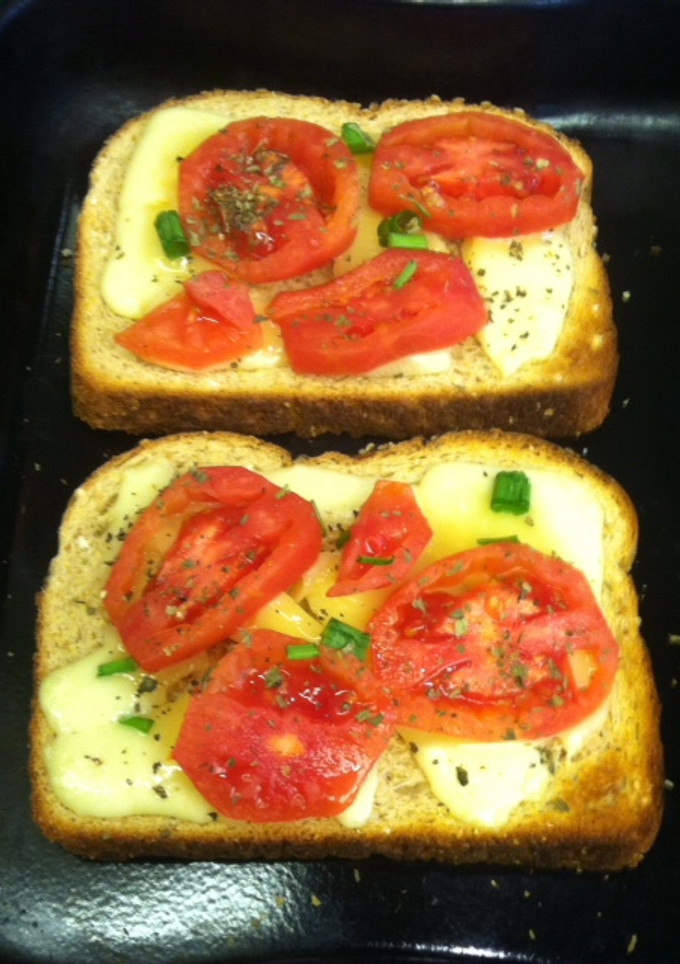 Una foto de Sándwich abierto de queso y tomate