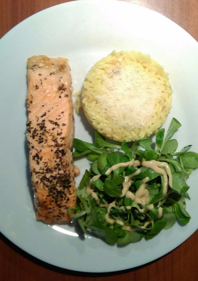 Una foto de Salmón en papillot con arroz, leche de coco y parmesano