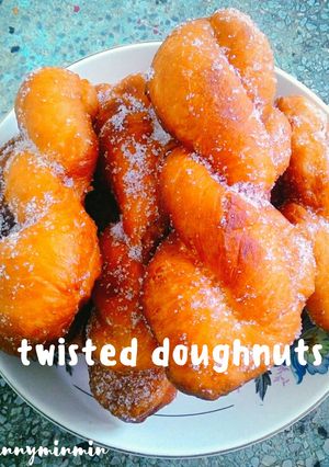รูปของ Twisted doughnuts step by step