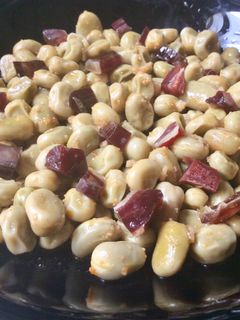 Una foto de Habas con jamón ibérico 🐖
