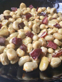 Una foto de Habas con jamón ibérico 🐖
