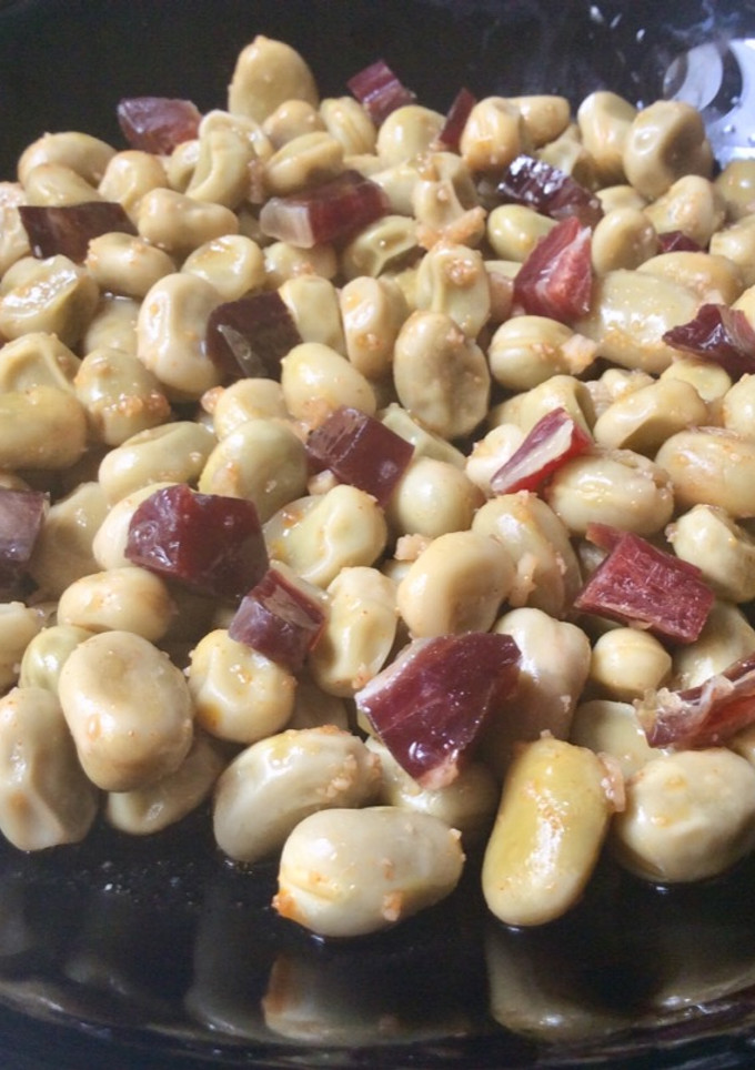 Una foto de Habas con jamón ibérico 🐖