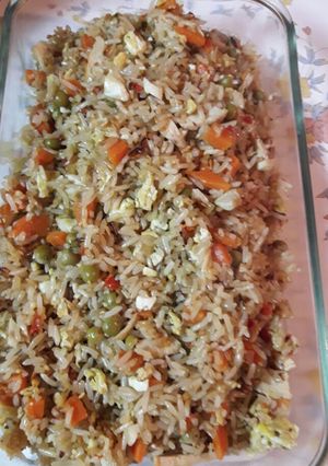 Una foto de Arroz frito con verduras y pollo 😋