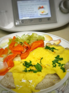 Foto principal de Pescado al vapor con salsa maltesa de mandarina (Thermomix)