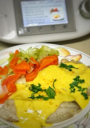 Una foto de Pescado al vapor con salsa maltesa de mandarina (Thermomix)