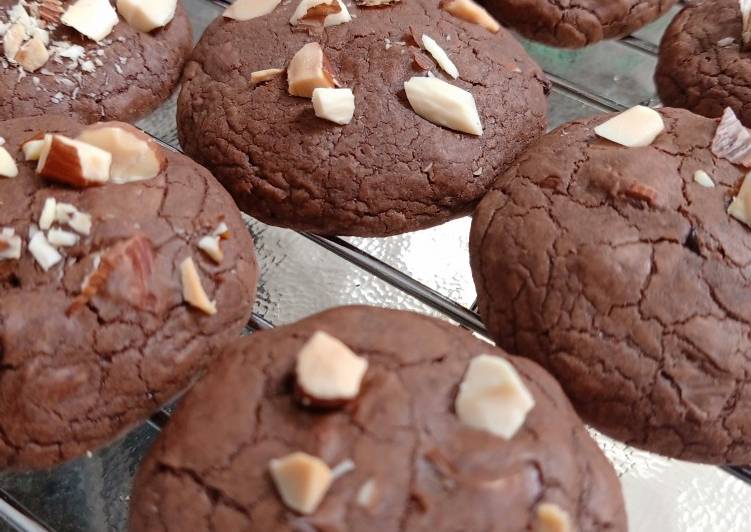 Langkah Mudah untuk Menyiapkan Choco Almond Soft Baked Cookies yang Menggugah Selera