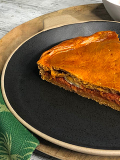 Una foto de Empanada murciana de atún, tomate frito y huevo