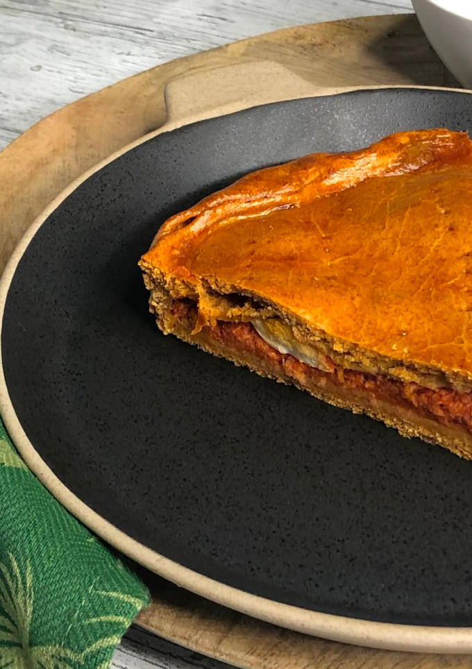 Una foto de Empanada murciana de atún, tomate frito y huevo