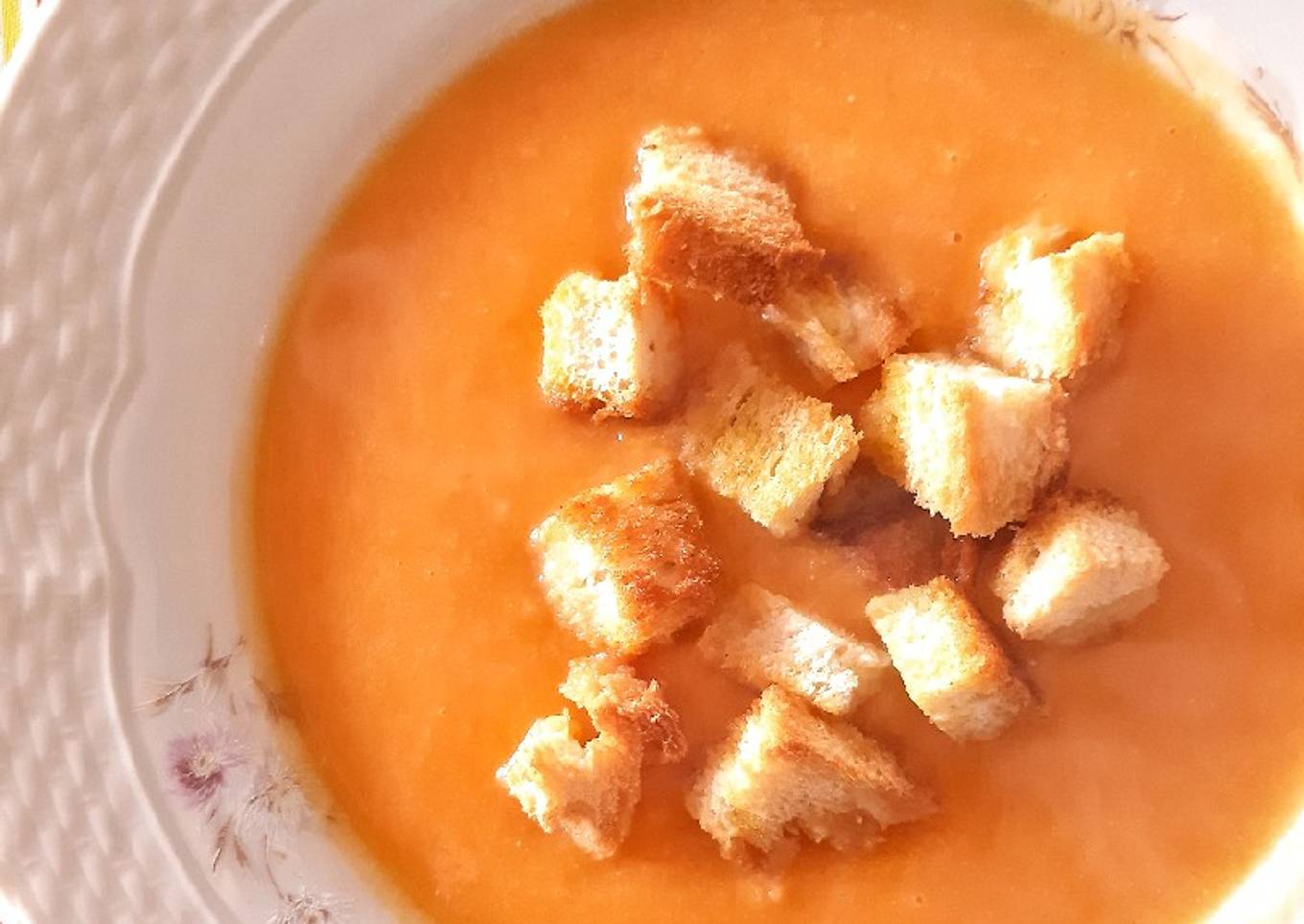 Sopa cremosa de zapallo y zanahoria con un toque de jengibre 🥄