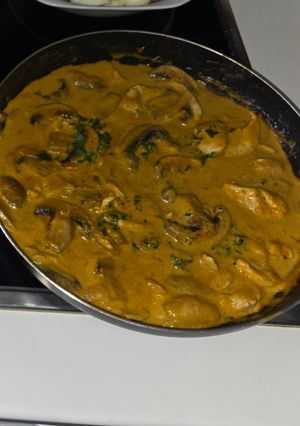 Una foto de Pollo al Curry con Leche de Coco y Champiñones