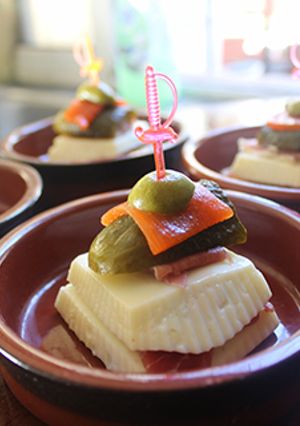 Una foto de Pincho de huevos cuadrados con jamón